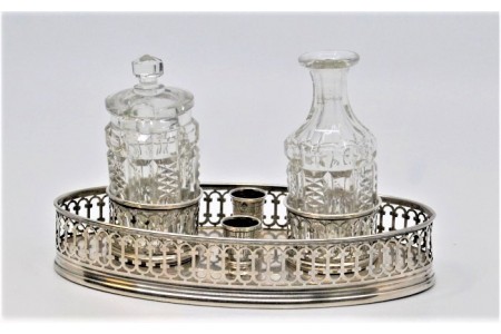 Tinteiro em prata de gradinha com dois depósitos e porta canetas.